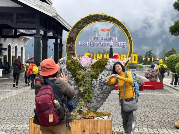 Du khách check-in tại tiểu cảnh Quả tim đá nở hoa. Ảnh: Sun World