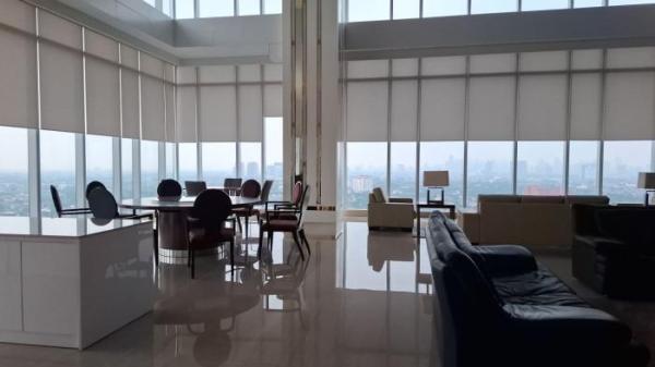 JEJAK SURYA DARMADI – Suasana kantor di lantai 23 Palma Tower, Jalan TB Simatupang, Jakarta Selatan, yang diduga menjadi lokasi operasional Duta Palma Group, tampak kosong tanpa penanda nama perusahaan, Selasa (21/10/2025). Kantor ini disebut dalam sidang korupsi Surya Darmadi, yang kini hanya menyisakan 20 pegawai dan dipimpin anak buahnya.