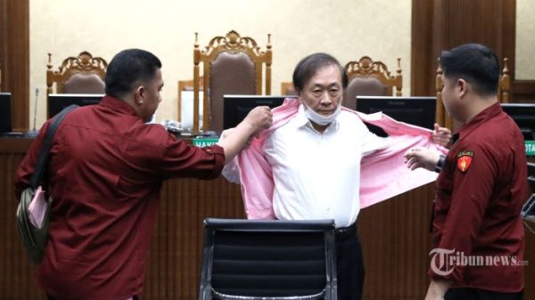 Terdakwa kasus dugaan korupsi penyerobotan lahan di Indragiri Hulu (Inhu), Riau, dan tindak pidana pencucian uang (TPPU), Surya Darmadi menjalani sidang vonis di Pengadilan Negeri Tipikor, Jakarta Pusat, Kamis (23/2/2023). Surya Darmadi divonis 15 tahun penjara dan denda Rp 1 miliar subsider 6 bulan kurungan karena dinilai terbukti melakukan perbuatan melawan hukum berupa penyerobotan lahan di Kabupaten Indragiri Hulu, Riau, yang mengakibatkan kerugian negara sebesar Rp 2,64 triliun. TRIBUNNEWS/IRWAN RISMAWAN