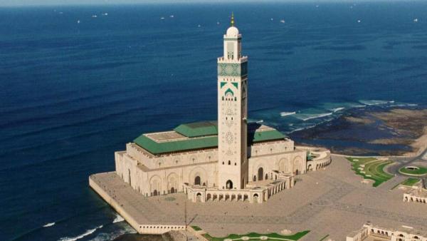 MASJID- Gambar Masjid Hassan II – Casablanca, Maroko diakses pada ganaislamika.com, Kamis (23/10/25).