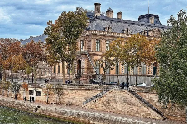 ET-EVOKE_Louvre-Being-Burgled_5C ET-EVOKE_Louvre-Being-Burgled_5C