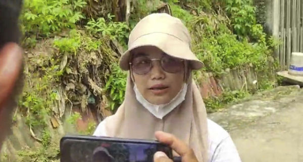 Yuni, warga Perumahan Griya Citayam Permai, saat ditemui pada Rabu (22/10/2025). Foto: Dok. kumparan