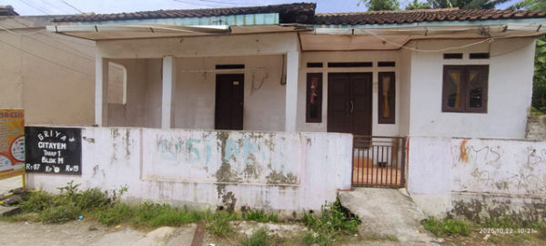 Rumah kontrakan tempat bocah dipukuli ibu tiri hingga tewas, di Perumahan Griya Citayam Permai, Bojonggede, Kabupaten Bogor, Rabu (22/10/2025). Foto: Dok. kumparan