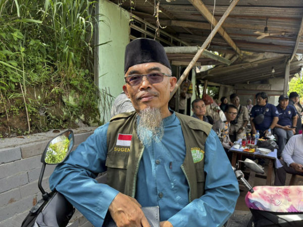 Sugeng, pemandi jenazah Rasya, bocah 6 tahun yang tewas dianiaya ibu tiri di Bojonggede, Bogor, Kamis (23/10/2025). Foto: Amira Nada Fauziyyah/kumparan