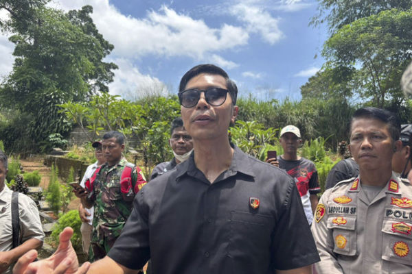 Kasat Reskrim Polres Metro Depok, Kompol Made Gede Oka Utama menjawab pertanyaan awak media usai ekshumasi makam Rasya di Makam Talang Anyar, Bojong Gede, Kabupaten Bogor, Jawa Barat, Kamis (23/10/2025). Foto: Amira Nada Fauziyyah/kumparan
