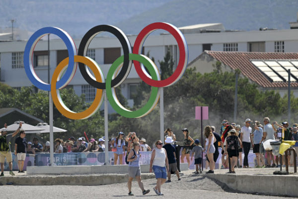 Ilustrasi logo Olimpiade. Foto: Nicolas Tucat/AFP