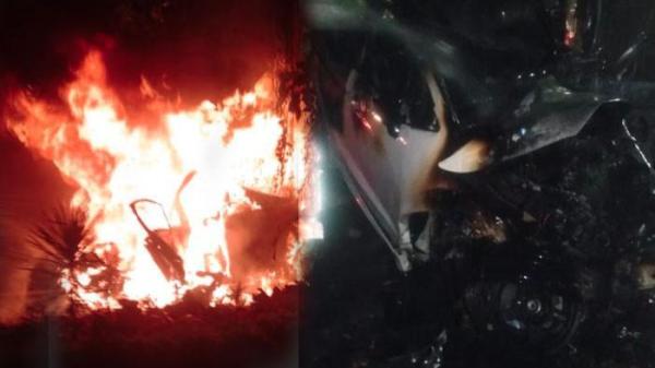 MOBIL TERBAKAR: Mobil Honda Jazz yang terbakar di Manyar Kertoarjo, Keluarahan Mojo, Kecamatam Gubeng, Kota Surabaya, Rabu, 15 Oktober 2025. (TRIBUN JATIM/ISTIMEWA)