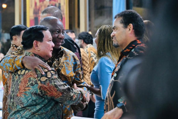 Presiden Prabowo Subianto memberikan batik kepada presiden Afrika Selatan, Cyril Rampahosa. Foto: Instagram/ @sekretariat.kabinet