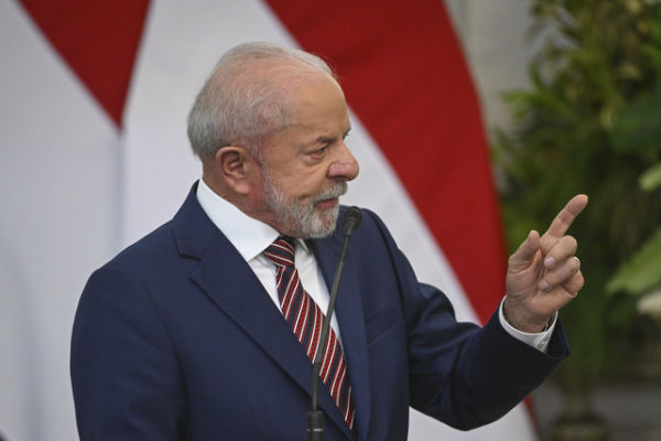 Presiden Brazil Luiz Inacio Lula da Silva menyampaikan keterangan kepada wartawan usai melakukan pertemuan bilateral dengan Presiden Prabowo Subianto di Istana Merdeka, Jakarta, Kamis (23/10/2025). Foto: Aditya Pradana Putra/ANTARA FOTO