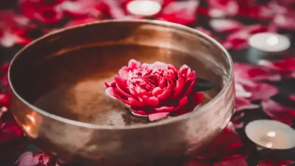 Its reddish glow represents life energy and spiritual warmth.
