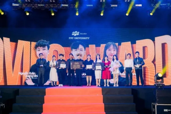 Gia Khương nhận danh hiệu Cóc Vàng, danh hiệu dành cho sinh viên có thành tích học tập, tham gia phong trào xuất sắc. Ảnh: Trường Đại học FPT