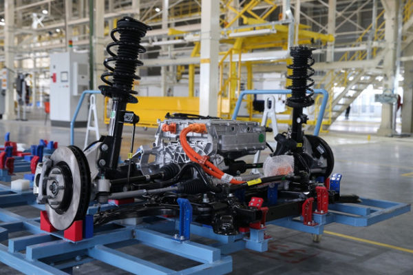 Sasis kendaraan listrik sedang dipersiapkan di pabrik baru Proton, bagian dari pengembangan Automotive High Tech Valley (AHTV). Foto: Dok. Malaysia Mail/Yusof Isa