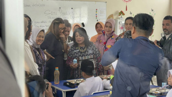 Ibu negara Brasil, Janja Lula da Silva melihat distribusi MBG di SD Angkasa 05, Jakarta Timur, Jumat (24/10/2025). Foto: Abid Raihan/kumparan