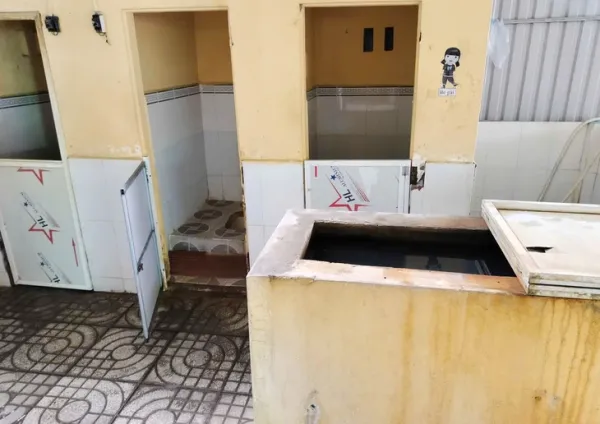 Phụ huynh bức xúc vì trường gộp lớp, dời phòng học trẻ mầm non, địa phương nói gì? - Ảnh 1.