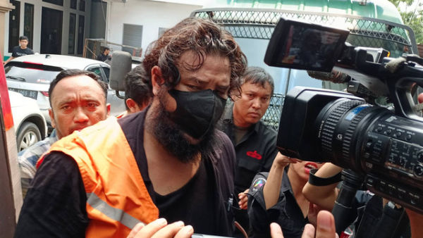 Ammar Zoni saat akan dilimpahkan ke Rutan Salemba, Kamis (28/3/2024). Foto: Aprilandika Pratama/kumparan