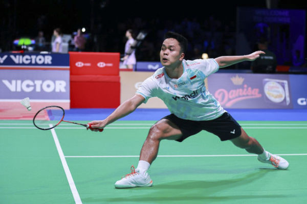 Pebulu tangkis asal Indonesia Anthony Sinisuka Ginting melawan pebulu tangkis Denmark Anders Antonsen pada pertandingan Denmark Open 2025 di Jyske Bank Arena, Odense, Denmark, Rabu (15/10/2025). Foto: Dok. PBSI