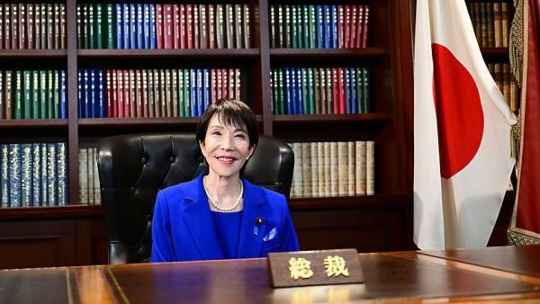 Sanae Takaichi berpose untuk foto di kantor pemimpin partai setelah pemilihan presiden LDP.