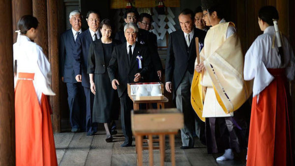 Sanae Takaichi (ketiga dari kiri) dan anggota parlemen Jepang lainnya mengunjungi Kuil Yasukuni pada 15 Agustus 2014.