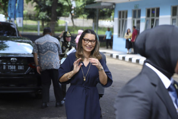 Ibu negara Brasil Janja Lula da Silva tiba saat ingin melihat pendistribusian MBG di SD Angkasa 05, Jakarta Timur, Jumat (24/10/2025). Foto: Iqbal Firdaus/kumparan