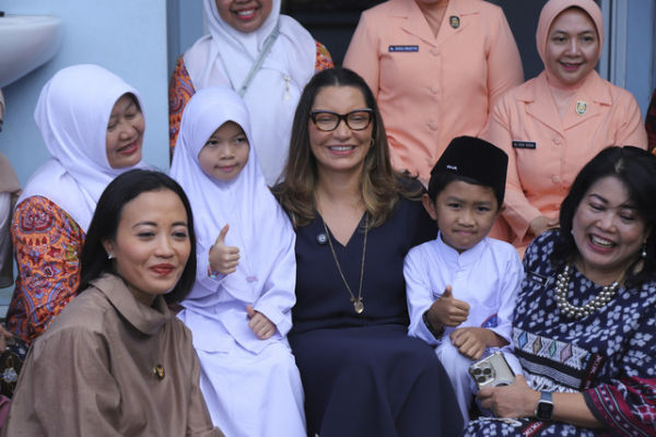 Ibu negara Brasil Janja Lula da Silva berfoto dengan para siswa saat melihat pendistribusian MBG di SD Angkasa 05, Jakarta Timur, Jumat (24/10/2025). Foto: Iqbal Firdaus/kumparan