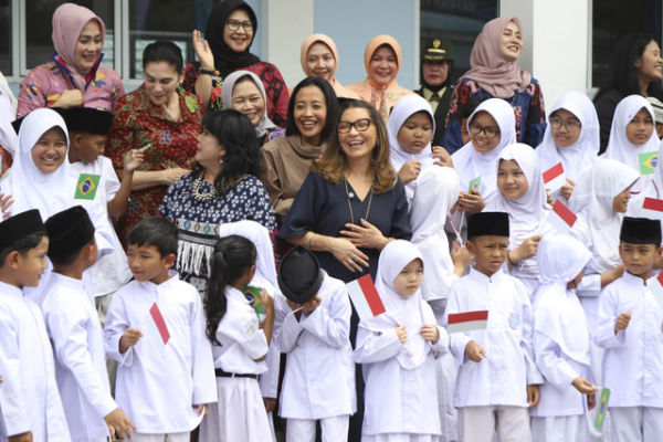 Ibu negara Brasil Janja Lula da Silva siap berfoto dengan para guru dan siswa saat melihat pendistribusian MBG di SD Angkasa 05, Jakarta Timur, Jumat (24/10/2025). Foto: Iqbal Firdaus/kumparan