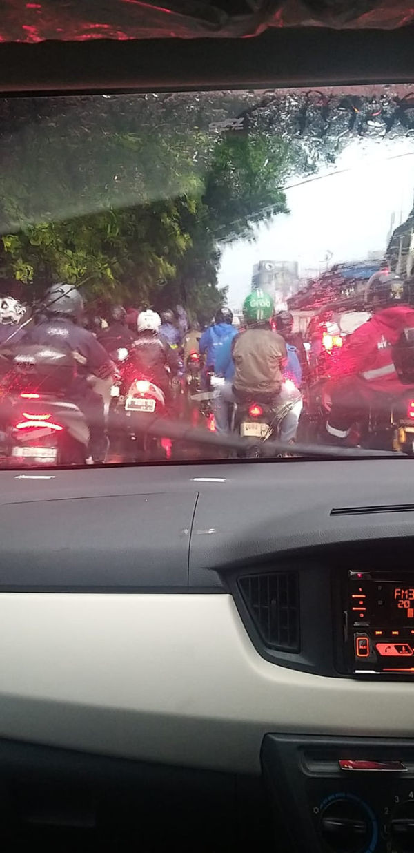 Kepadatan di Jalan Raya Mampang Prapatan arah Ragunan, Jakarta Selatan, imbas hujan yang mengguyur Jakarta sejak siang. Foto: Rini Friastuti/kumparan