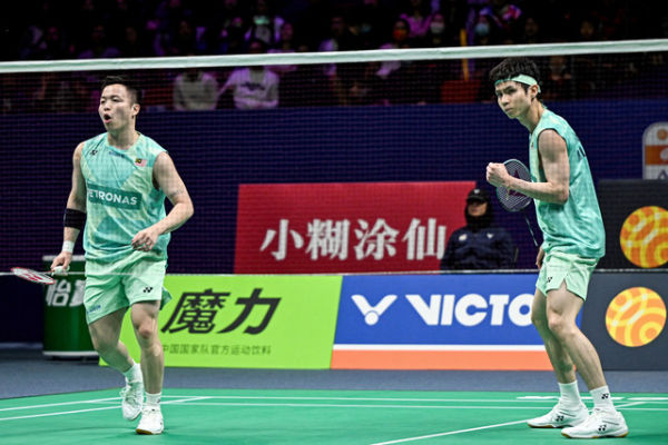 Ganda putra Malaysia Soh Wooi Yik dan Aaron Chia menjuarai Kejuaraan Bulu Tangkis Asia di Ningbo, Provinsi Zhejiang, China, Minggu (13/4/2025). Foto: AFP