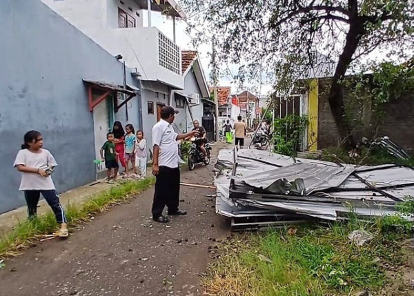 Atap rumah warga yang terbawa angin puting beliung menimpa mushola di Desa Tegalsari, Kecamatan Plered, Kabupaten Cirebon, Jumat (24/10/2025). Foto: kumparan