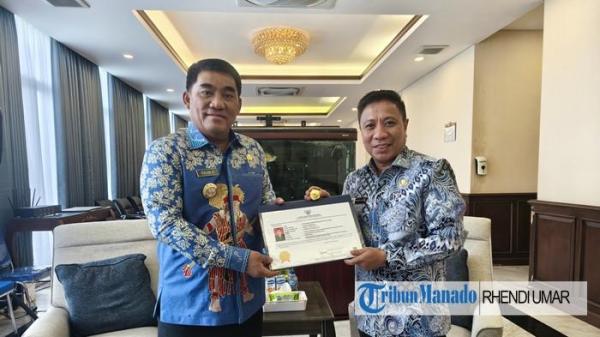 PEJABAT - Dr. Fransiscus Engelbert Manumpil, M.Env.Mgmt, Asisten Administrasi Umum Setda Provinsi Sulut, dinyatakan lulus Pelatihan Kepemimpinan Nasional (PKN) Tingkat I Angkatan LXIII Tahun 2025. Pada Jumat (24/10/2025), Manumpil bertemu dengan Gubernur Sulawesi Utara Yulius Selvanus Komaling (YSK) untuk melaporkan kelulusannya secara resmi.