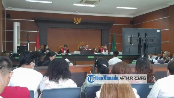 SIDANG - Suasana sidang lanjutan kasus dana hibah GMIM di Pengadilan Negeri Manado beberapa waktu lalu.