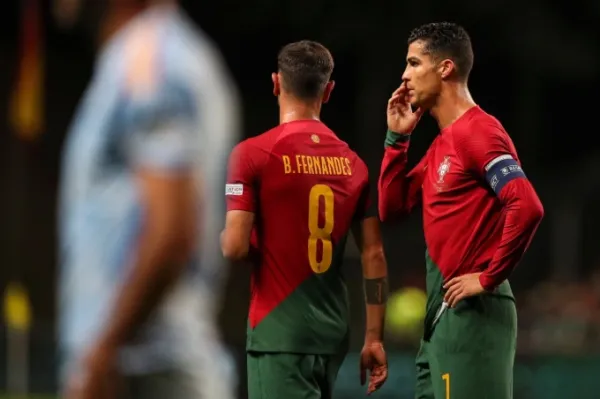 Ronaldo trao đổi với Fernandes trong trận Bồ Đào Nha thua Tây Ban Nha 0-1 trên sân Braga ngày 27/9/2022. Ảnh: AFP