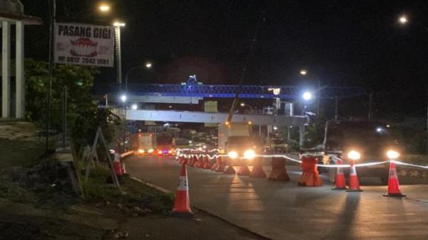 PEMASANGAN GIRDER - Proses pemasangan girder di ruas Jalan nasional Semarang–Solo, kawasan Exit Tol Bawen, Kabupaten Semarang, Jumat (24/10/2025) dini hari. Pemasangan dilakukan menggunakan launcher berwarna biru yang menggeser girder secara perlahan sebelum diturunkan dan dipasang di kedua sisi pilar jembatan Tol Yogyakarta–Bawen Seksi 6.