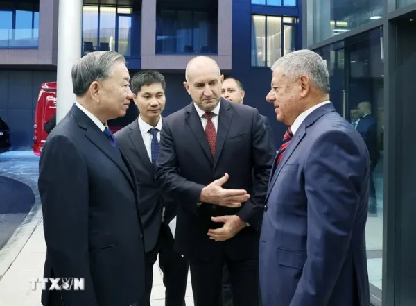Tổng Bí thư Tô Lâm thăm công ty quốc phòng chuyên về drone của Bulgaria - Ảnh 2.