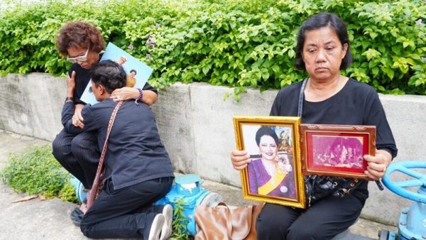 พสกนิกรถวายความอาลัย สมเด็จพระบรมราชชนนีพันปีหลวง สวรรคต ณ โรงพยาบาลจุฬาฯ ซาบซึ้งในพระมหากรุณาธิคุณ ร่ำไห้กอดพระฉายาลักษณ์