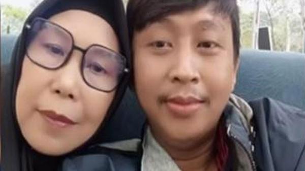 PASANGAN BEDA USIA 29 TAHUN - Adi Prasetyo, seorang pria muda 34 tahun menikahi Ida Hayati, janda berusia 63 tahun. Adi kepincut istrinya berawal dari chat Facebook, Rabu (22/10/2025).