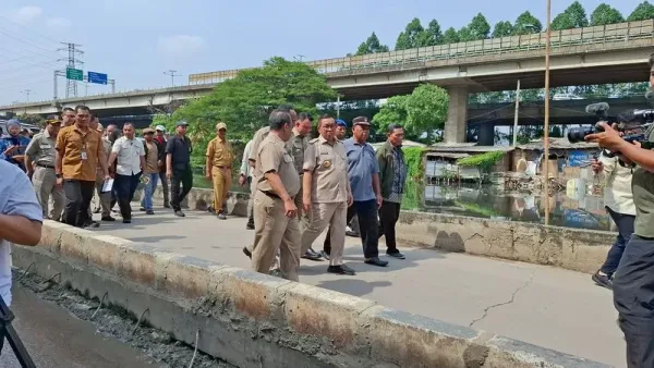 Jalan di Jakut tinggi sebelah (Belia/detikcom) Jalan di Jakut tinggi sebelah (Belia/detikcom)