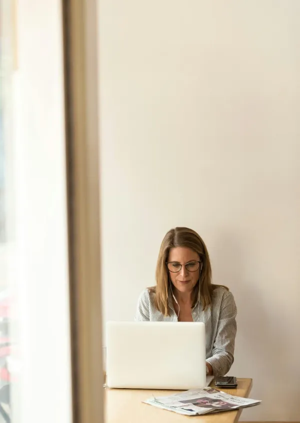 Employee Who Got A Job After Months Of Unemployment Shares Things That Got Her Hired woman finding a recruiter to contact on LinkedIn