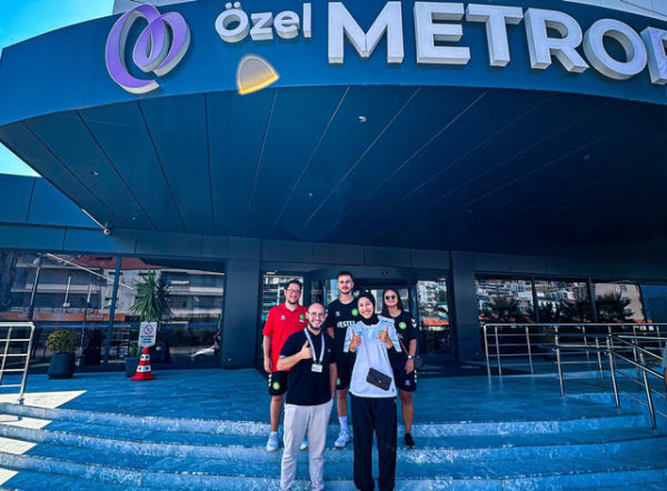 Megawati Hangestri Pertiwi bersama tim voli Turki, Manisa BBSK. Foto: Instagram @manisabbsk_voleybol