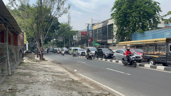 Pengendara motor yang melawan arah di Jalan Raya Kebayoran Lama arah Permata Hijau, Jakarta Selatan. Rabu (29/10/2025). Foto: Rayyan Farhansyah/kumparan