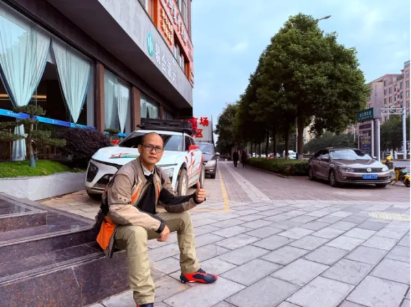 Vị chủ xe cùng chiếc VinFast VF 7 ở Trung Quốc. Ảnh: Hải Kar