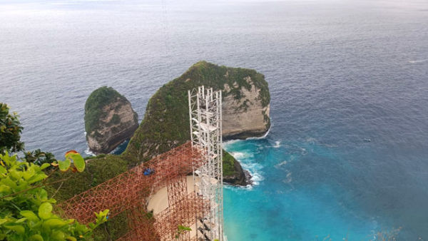 Suasana Pantai Kelingking dan Lift Kaca di Nusa Penida, Bali, Kamis (30/10/2025). Foto: Denita BR Matondang/kumparan