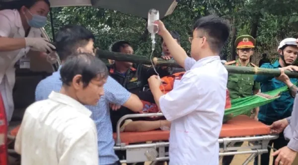 Sản phụ được chuyển từ võng lên xe cấp cứu. Ảnh: Trà Giang