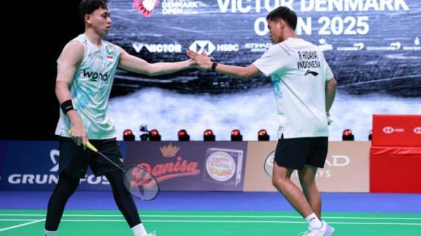 RIAN/RAHMAT - Pasangan anyar ganda putra Indonesia, Muhammad Rian Ardianto/Rahmat Hidayat, saat bertanding melawan Satwiksairaj Rankireddy/Chirag Shetty (India) dalam perempat final Denmark Open 2025 di Jyske Bank Arena, Odense, Denmark, pada 17 Oktober 2025. Dok/PBSI