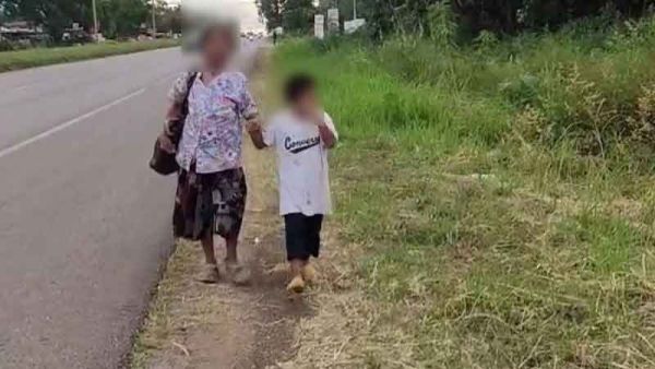 ชาวบ้านพากันสงสารจับใจ ยายวัย75 จูงมือหลานชาย3ขวบ เดินไปขอข้าววัดกิน