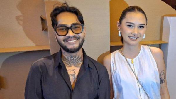 MENANTIKAN ANAK KEDUA - Onadio Leonardo dan sang istri Beby Prisillia, ditemui di kawasan Kuningan, Jakarta Selatan, Sabtu (3/5/2025). Beby saat ini hamil anak kedua. Usia kandungannya lima bulan.