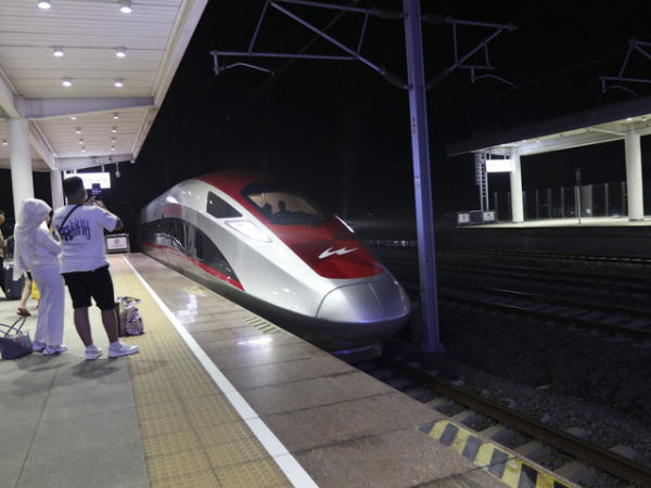 Kereta Cepat Jakarta-Bandung "Whoosh" di Stasiun Whoosh Padalarang, Kabupaten Bandung Barat, Minggu (7/7/2025). Foto: M. Rizki/kumparan