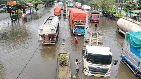 ILUSTRASI - Truk terjebak banjir di Kaligawe Semarang.