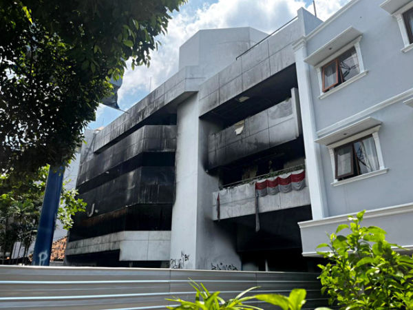 Suasana gedung yang hangus akibat terbakar saat demo Agustus lalu di Kwitang, Jakarta, Sabtu (1/11/2025). Foto: Rayyan Farhansyah/kumparan