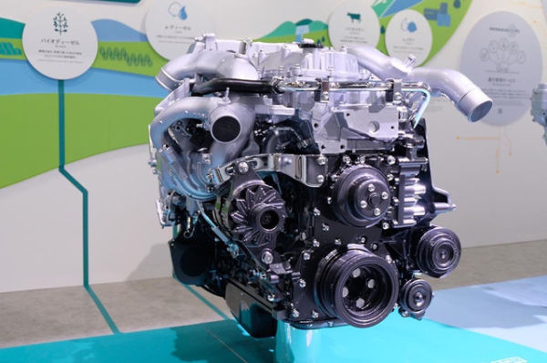 Mesin multi bahan bakar buatan Isuzu dipamerkan di Japan Mobility Show 2025 di Tokyo, Jepang. Foto: dok. Isuzu