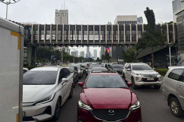 Suasana lalin di Jalan Sudirman, Jakpus pada Sabtu (1/11/2025). Foto: Abid Raihan/kumparan